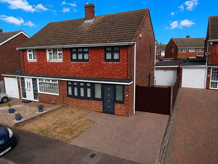 3 Bedroom Semi-Detached House For Sale In Torquay Drive, Luton, Bedfordshire, LU4