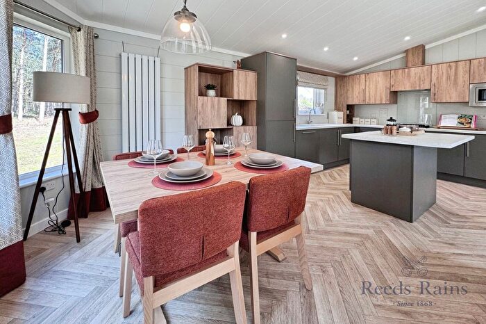 2 Bedroom Mobile/park Home For Sale In York Road, Escrick, York, North Yorkshire, YO19