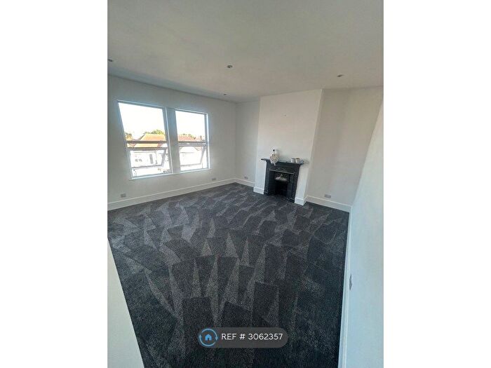 2 Bedroom Flat To Rent In Hamlet Court Road, Westcliff-On-Sea, SS0