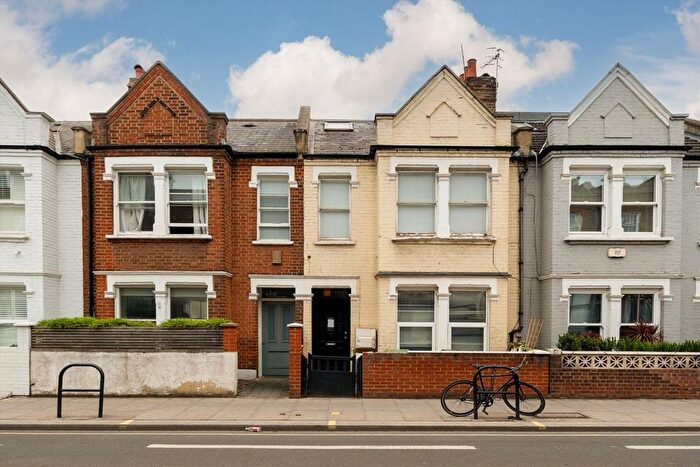 3 Bedroom Flat To Rent In New Kings Road, Parsons Green, London, SW6