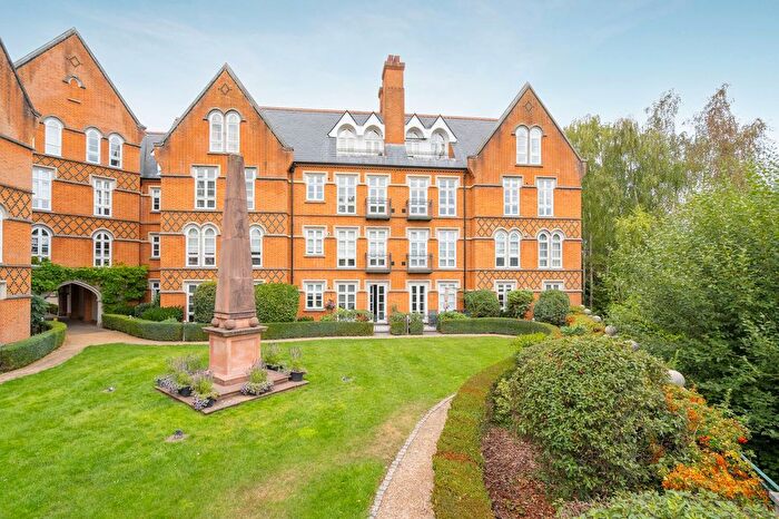 2 Bedroom Flat For Sale In Holloway Drive, Virginia Water, GU25