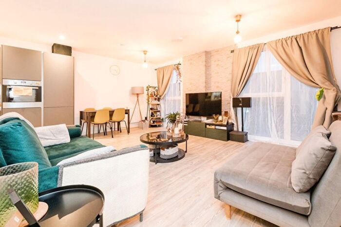3 Bedroom Flat For Sale In Thunderer Street, London, E13
