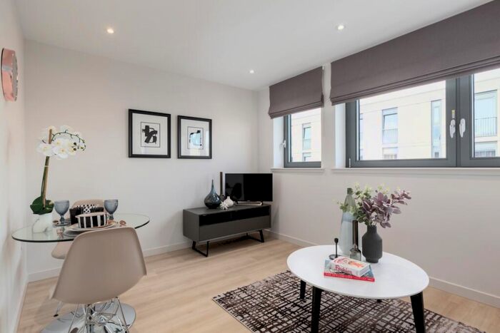 Apartment To Rent In Canal Walk Edinburgh, EH3