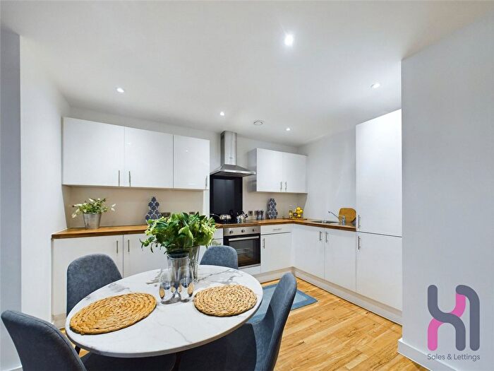 2 Bedroom Flat To Rent In Pomona Strand, Manchester, M16