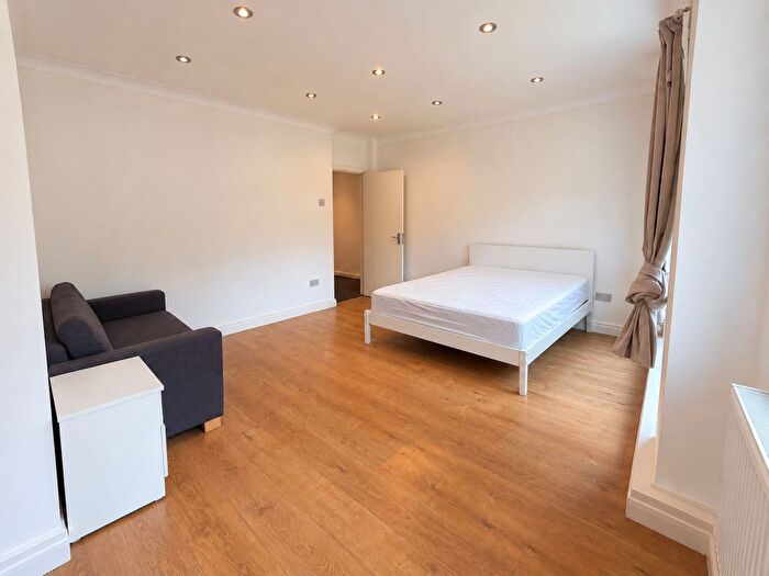3 Bedroom Flat To Rent In Lambeth Walk, London, SE11