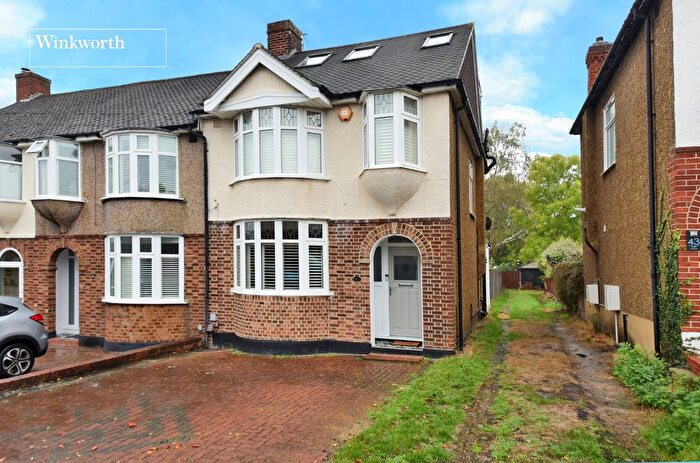 4 Bedroom End Of Terrace House For Sale In Vale Road, Worcester Park, Surrey, KT4