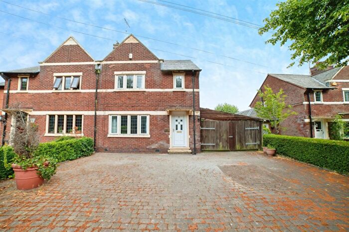 3 Bedroom Semi-Detached House For Sale In Derby Road, Alfreton, DE55