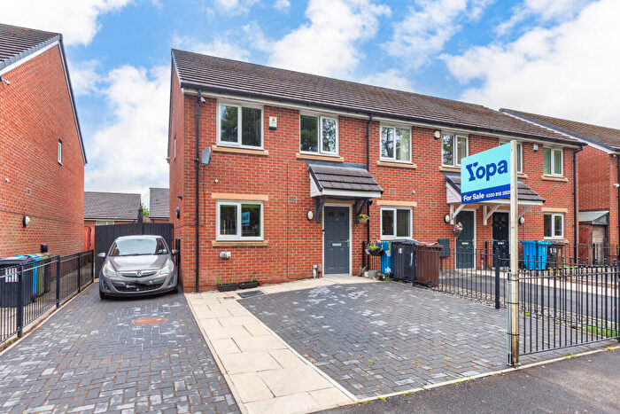 3 Bedroom End Of Terrace House For Sale In Crabtree Road, Oldham, OL1