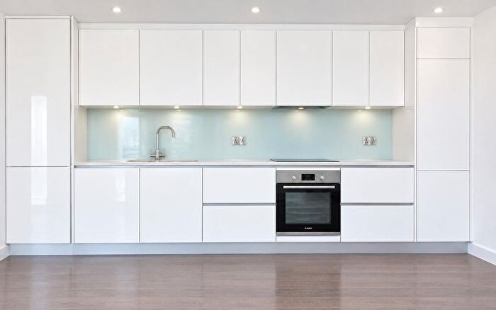2 Bedroom Town House To Rent In Green Lanes, London, N16