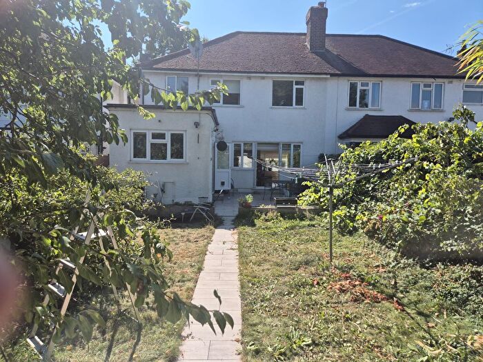 4 Bedroom Semi-Detached House For Sale In Bramley Road, London, N14