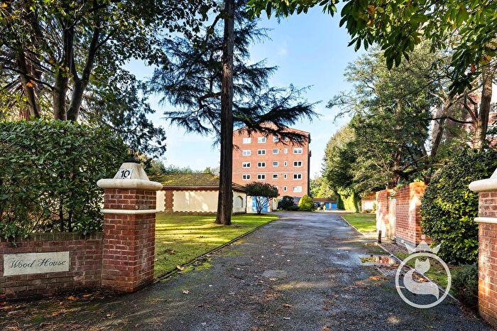2 Bedroom Flat For Sale In The Avenue, Woodhouse, BH13