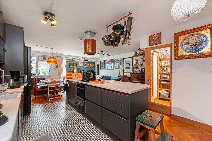 2 Bedroom Flat For Sale In Lazar Walk, Finsbury Park, London, N7