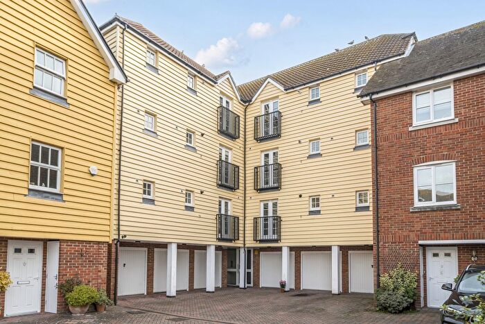 2 Bedroom Flat For Sale In Bridge Close, Sandwich, CT13