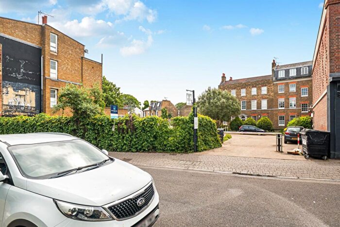 House For Sale In Land, N16
