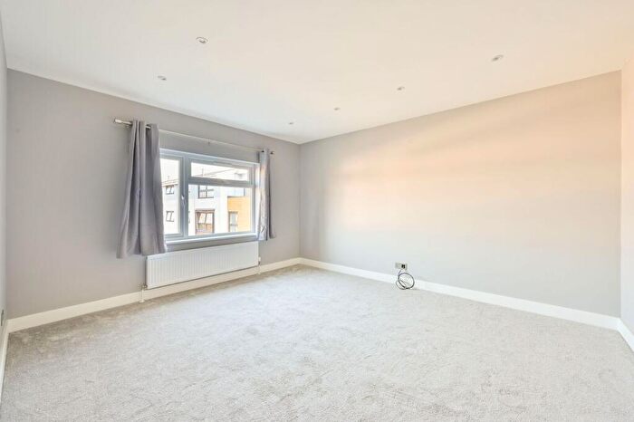 3 Bedroom Flat To Rent In East Barnet Road, New Barnet, Barnet, EN4