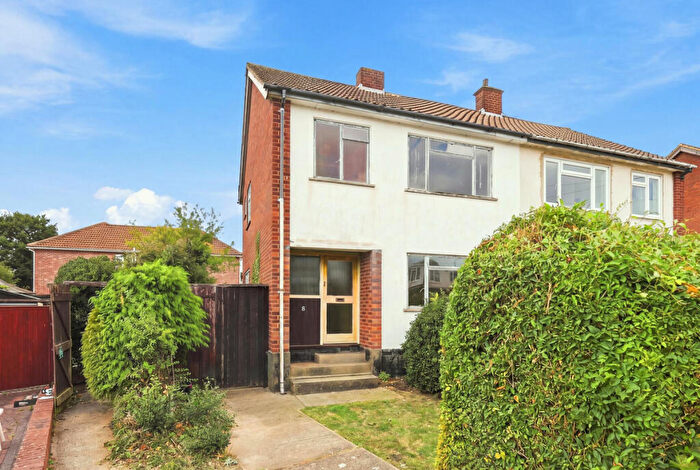 3 Bedroom Semi-Detached House For Sale In Wyburns Avenue, Rayleigh, SS6