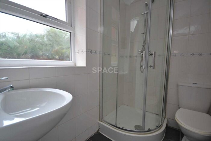 6 Bedroom Terraced House To Rent In Grange Avenue, Reading, Berkshire, RG6