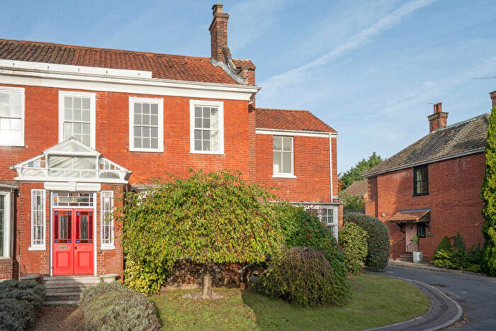4 Bedroom Semi-Detached House For Sale In Old Grove Court, Norwich, NR3