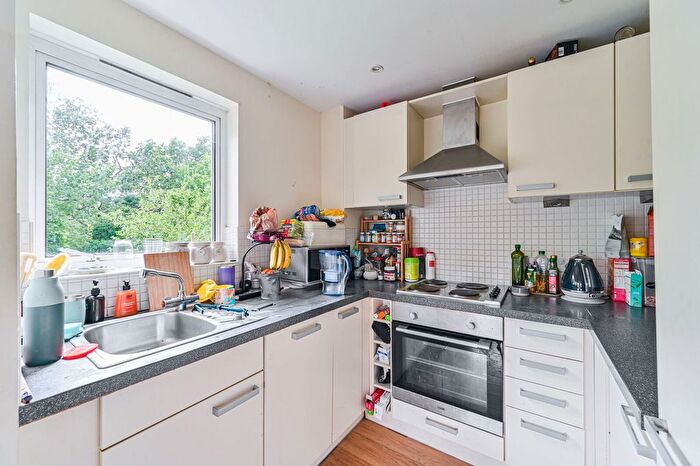 2 Bedroom Flat To Rent In Highwood Close, East Dulwich, London, SE22