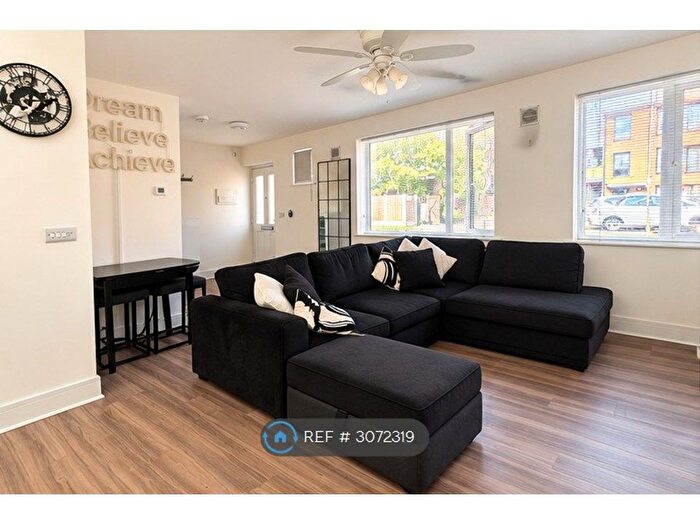 1 Bedroom Semi-Detached House To Rent In Warwick Close, Barnet, EN4