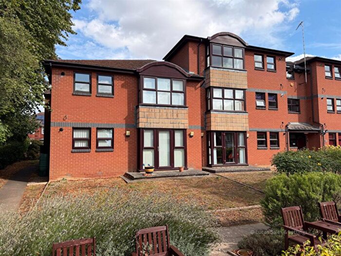 2 Bedroom Flat For Sale In Headlands, Kettering, NN15