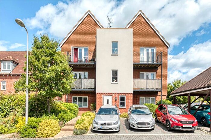 2 Bedroom Apartment For Sale In Outfield Crescent, Wokingham, Berkshire, RG40