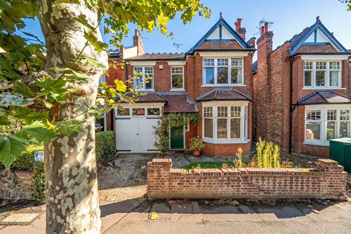 4 Bedroom Detached House For Sale In Collingwood Avenue, London, N10
