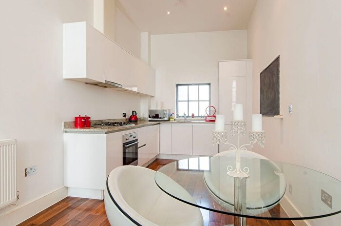 2 Bedroom Flat To Rent In Sly Street, Tower Hamlets, London, E1