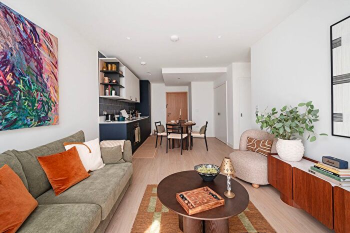 2 Bedroom Flat To Rent In Heart Of Hale Lane, Tottenham, London, N17