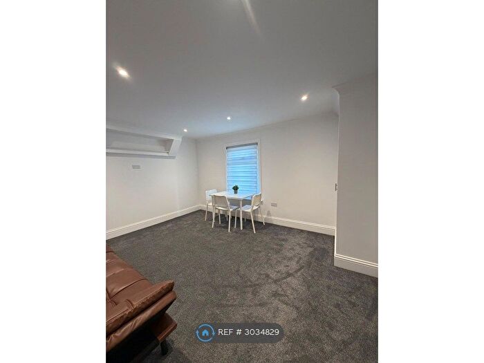 3 Bedroom Flat To Rent In School Road, Reading, RG31