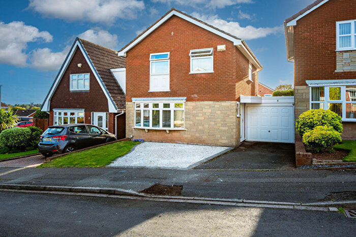 3 Bedroom Link Detached House For Sale In Hewell Close, Kingswinford, DY6