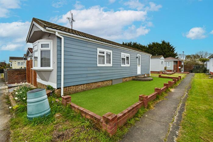 1 Bedroom Mobile Home For Sale In Chelmsford Road, Blackmore, Ingatestone, CM4