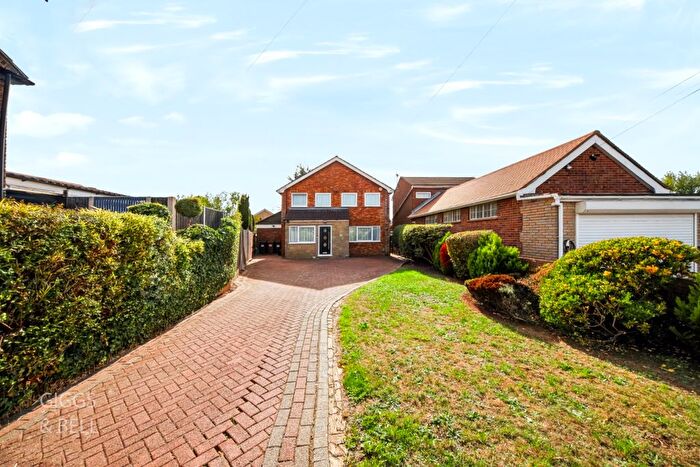 3 Bedroom Detached House For Sale In Sowerby Avenue, Luton, Bedfordshire, LU2