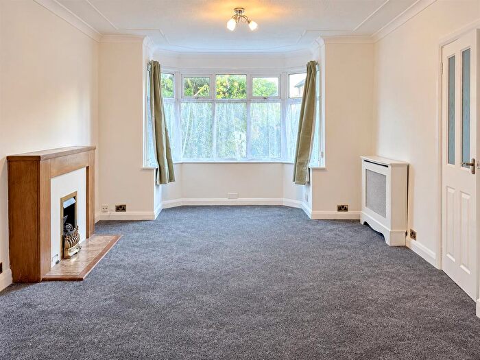 3 Bedroom Detached House To Rent In Clevedon Road, Luton, LU2