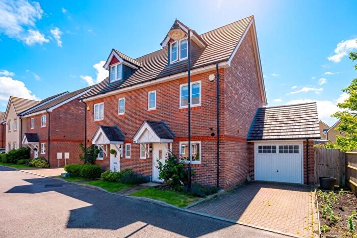4 Bedroom Semi-Detached House To Rent In Knaphill, Surrey, GU21