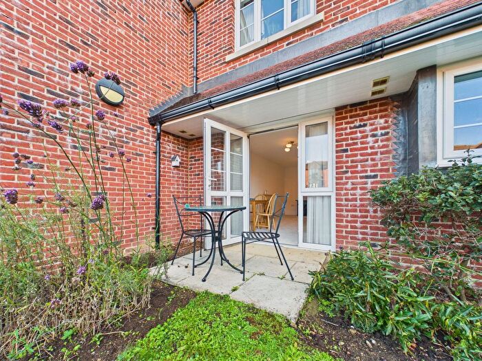 1 Bedroom Flat For Sale In Clarence Court, Horsham, RH13