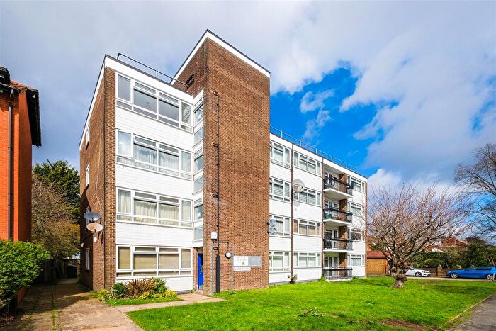 2 Bedroom Flat For Sale In The Ridgeway, North Chingford, E4