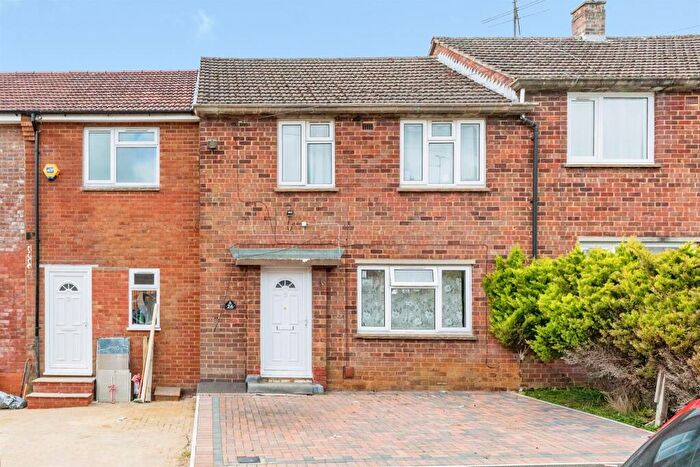 3 Bedroom Semi-Detached House For Sale In Kathleen Drive, Kettering, NN16