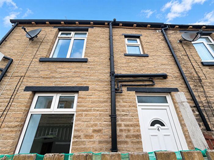2 Bedroom End Of Terrace House To Rent In Saddler Street, Wyke, Bradford, BD12