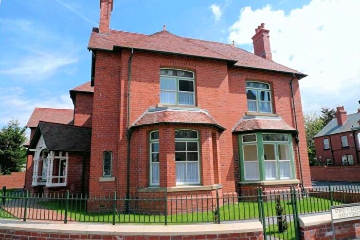 2 Bedroom Flat To Rent In Russell Road, Clarence House, LL18