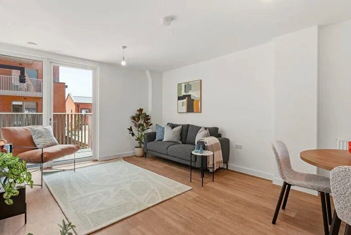 2 Bedroom Flat To Rent In Royal Gateway, London, Acton, W3