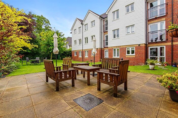 2 Bedroom Flat For Sale In Eadhelm Court, Penlee Close, Edenbridge, TN8