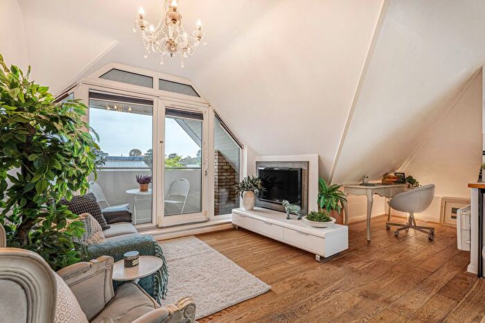 1 Bedroom Flat For Sale In The Street, Hascombe House, KT21