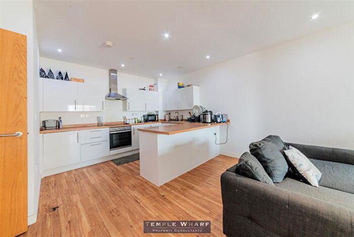 3 Bedroom Flat For Sale In Gillingham Gate Road, Chatham, ME4