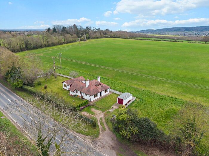 3 Bedroom Detached Bungalow For Sale In Evesham Road, Wick, WR10