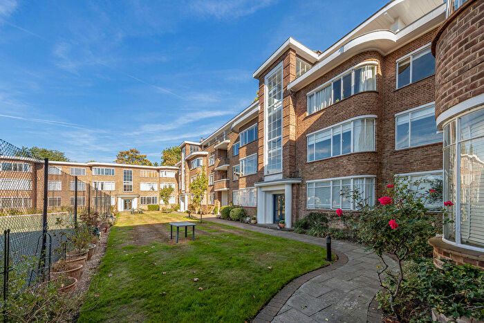 3 Bedroom Flat For Sale In Kingfisher Court, Bridge Road, East Molesey, KT8