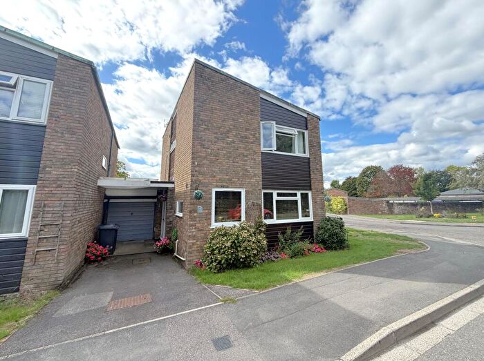 3 Bedroom Link Detached House For Sale In Park Drive, Cranleigh, GU6