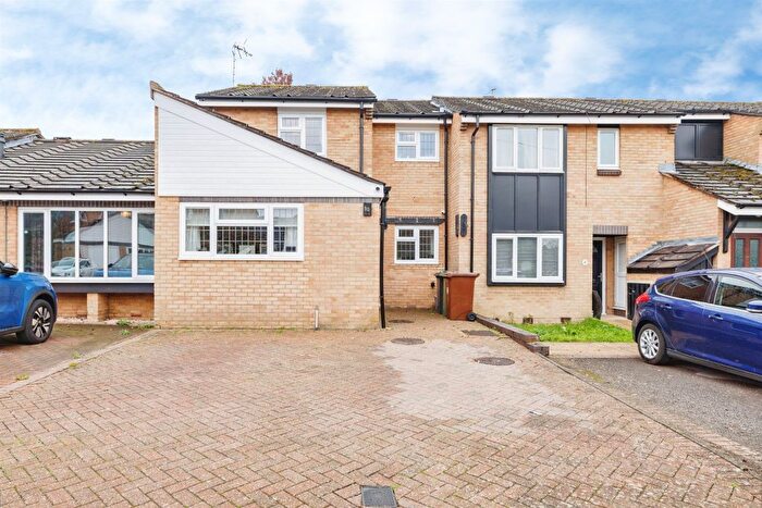 4 Bedroom Terraced House For Sale In Clifton Way, Borehamwood, WD6