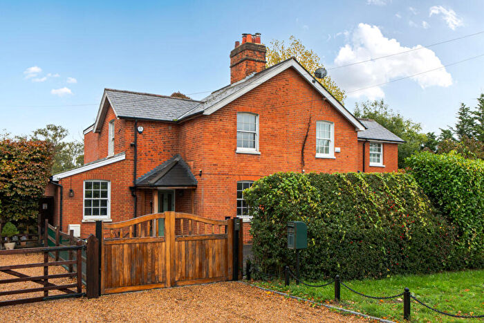 3 Bedroom Semi-Detached House For Sale In Hardwick Lane, Chertsey, KT16