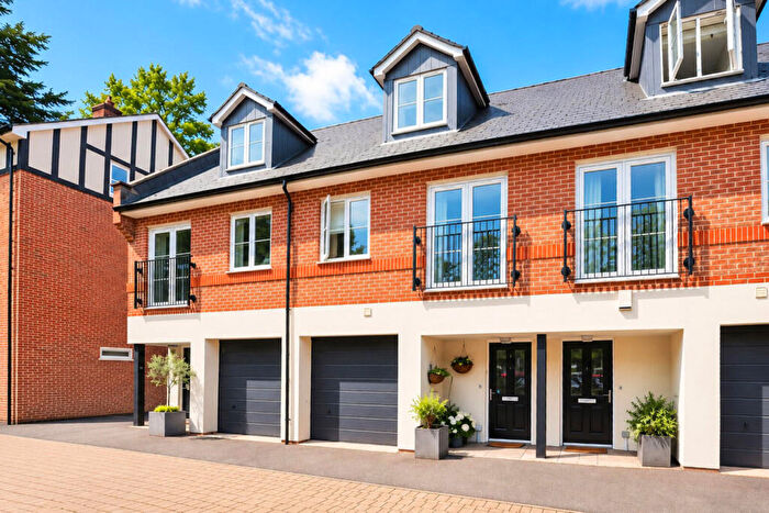 3 Bedroom Semi-Detached House For Sale In Weatherill Close, Merrow, Guildford, GU1